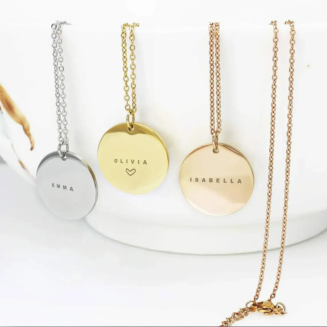 Birth Flower Necklace - カスタム彫刻名日付ステンレススチールラウンドペンダントネックレスパーソナライゼーション付属テキスト無料チェーン付き愛好家へのギフト